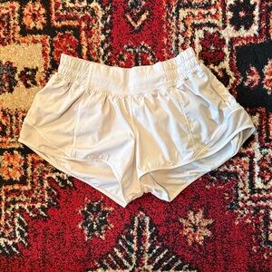 🩷 Lululemon Hotty Hot Low-Rise Short 2.5" Light gray